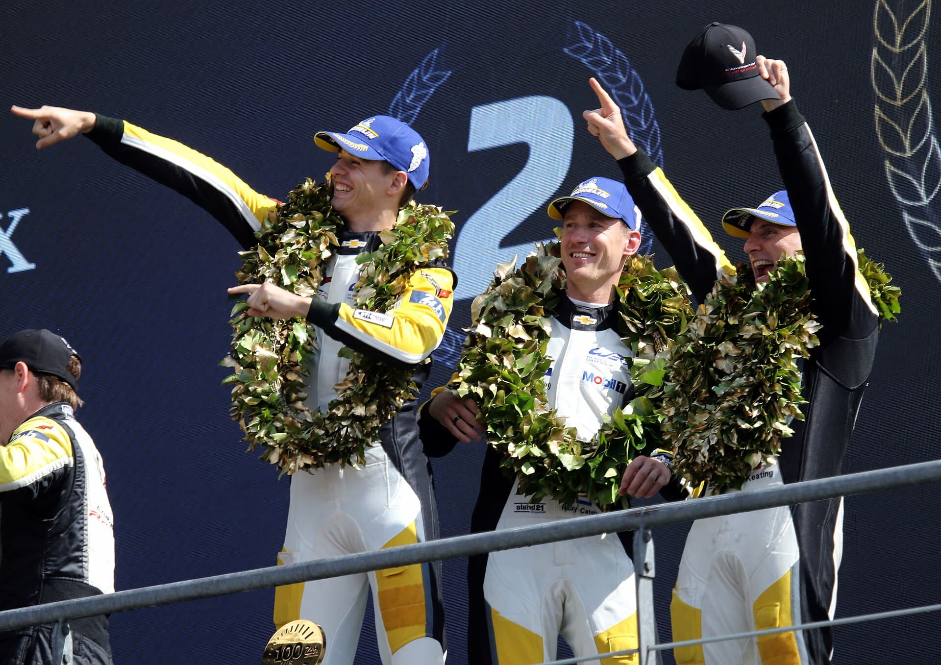 Nicolás Varrone celebra en el podio de las 24 Horas de Le Mans 2023
