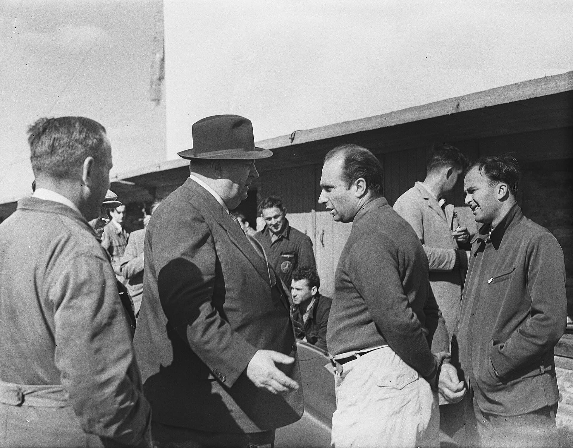 Juan Manuel Fangio conversa con Alfred Neubauer en el GP de Países Bajos de 1955