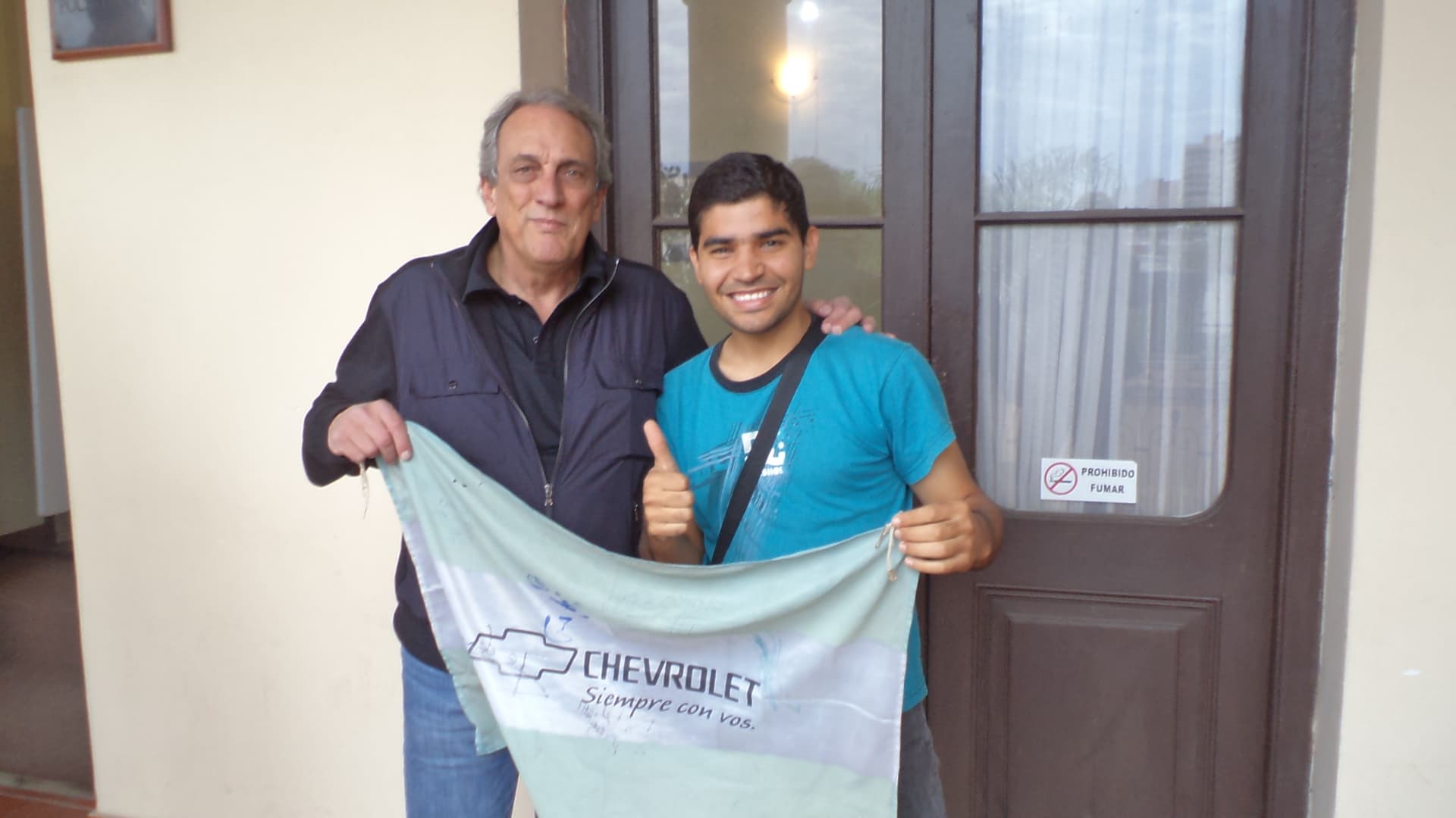 Juan María Traverso junto a un fanático con una bandera de Chevrolet
